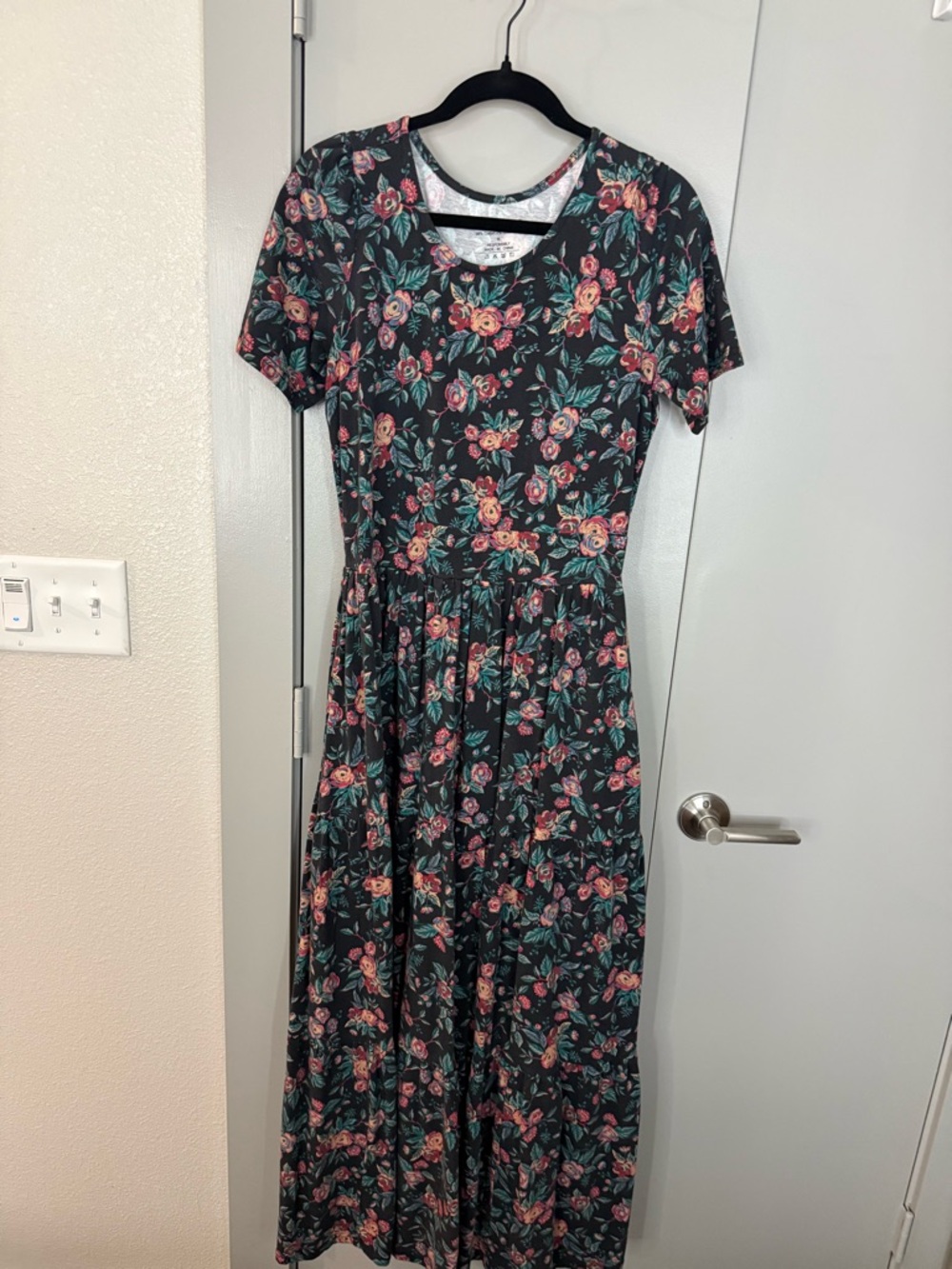 Floral Short-Sleeve Maxi Dress in Dark Green with Pink Blooms